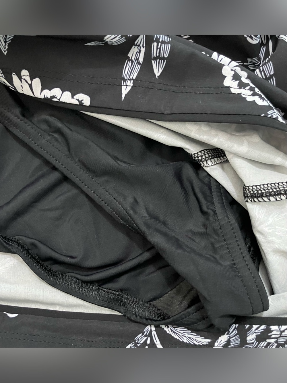 Lands End SunShade UPF 50 Board Shorts with Pant Black White  Tropical Sz 22W - Picture 7 of 8